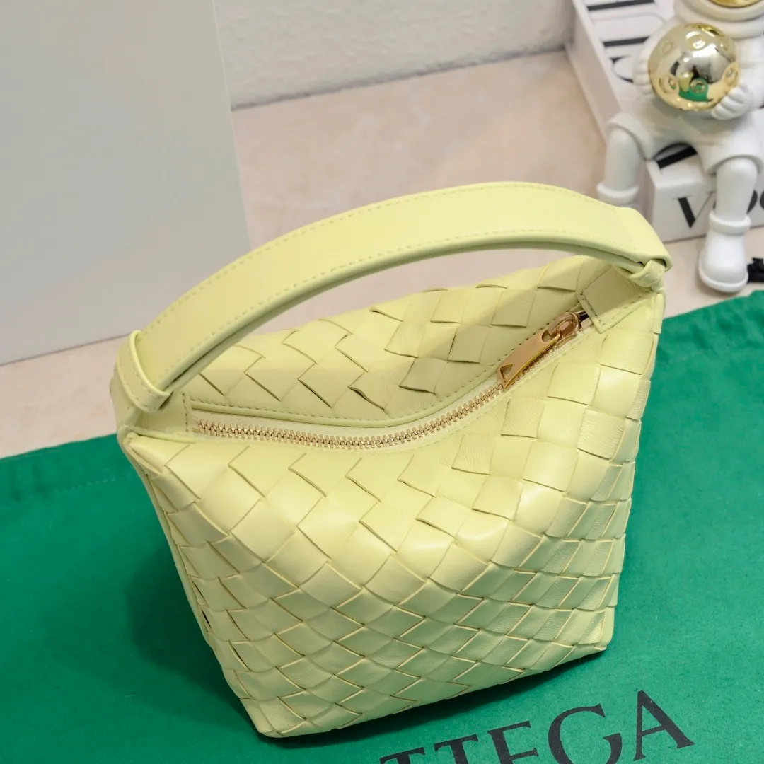 Batch 1280 It is predicted that BV Bottega's lunch bag will be popular again this year🔥. It is very soft and lightweight. It also uses the intrecciato weaving process that the two founders spent several months developing from the beginning of the brand. It is completely hand-woven by Italian craftsmen and perfectly reflects the craftsmanship of Bottega. The entire bag shape is also a very practical and popular lunch box bag shape. The slightly curved arc of the bag mouth can also better fit our wrists. Style number: 7748-1 Size: 17*13.5*5cm